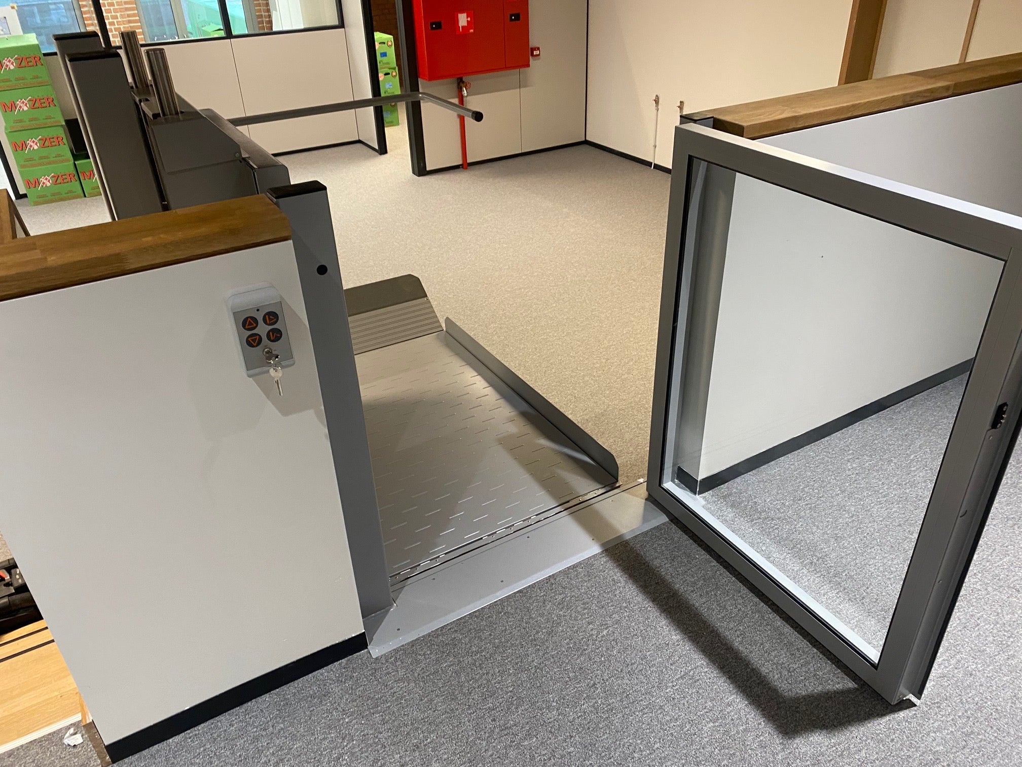 Vergleich gerader Treppenlift und Kurvenlift – welches Modell passt zu Ihrer Treppe?